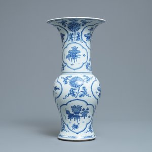 A Chinese blue and white yenyen vase with antiquities and flowers, Kangxi — 照片 4