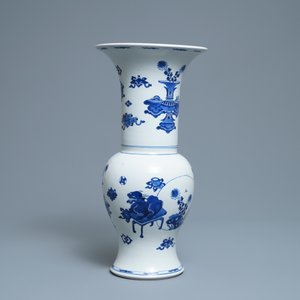 A Chinese blue and white yenyen vase with antiquities and mythical beasts, Kangxi — photo 3