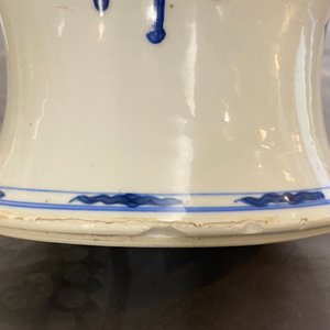 A Chinese blue and white yenyen vase with antiquities and mythical beasts, Kangxi — photo 7