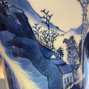 A Chinese blue and white yenyen vase with figures in a landscape, Kangxi — photo 11