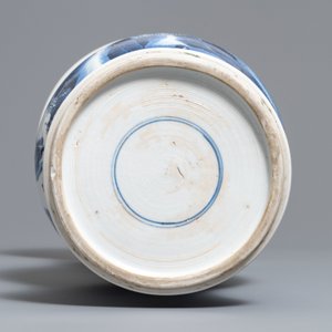 A Chinese blue and white yenyen vase with figures in a landscape, Kangxi — photo 6
