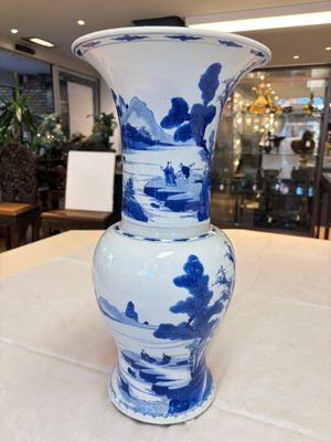 A Chinese blue and white 'Yenyen' vase with figures in a mountainous riverscape — 照片 1