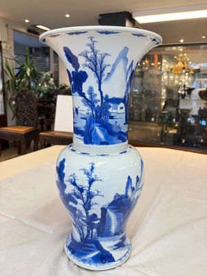 A Chinese blue and white 'Yenyen' vase with figures in a mountainous riverscape — 照片 2