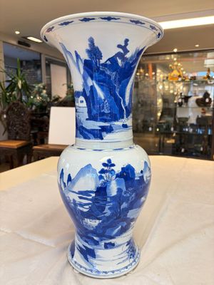 A Chinese blue and white 'Yenyen' vase with figures in a mountainous riverscape — 照片 3