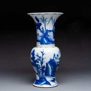 A Chinese blue and white 'Yenyen' vase with figures in a mountainous riverscape — 照片 1