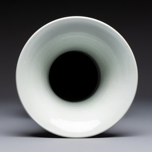 A Chinese blue and white 'Yenyen' vase with figures in a mountainous riverscape — 照片 10