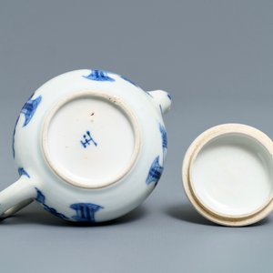 A Chinese blue and white Yixing-style teapot and an anhua-decorated plate, Tianqi and Kangxi — 照片 9