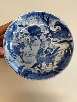 A Chinese blue and white 'Yu Ma Tu 浴馬圖' plate, Kangxi mark and of the period — photo 1