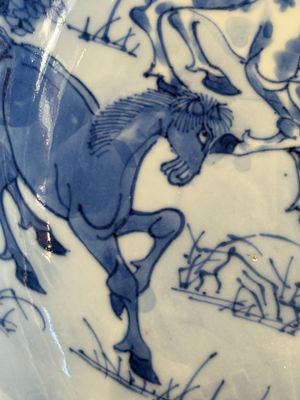 A Chinese blue and white 'Yu Ma Tu 浴馬圖' plate, Kangxi mark and of the period — photo 7