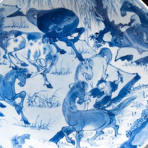 A Chinese blue and white 'Yu Ma Tu 浴馬圖' plate, Kangxi mark and of the period — photo 2