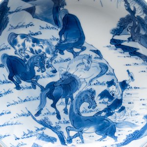 A Chinese blue and white 'Yu Ma Tu 浴馬圖' plate, Kangxi mark and of the period — photo 2