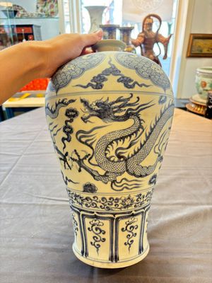 A Chinese blue and white Yuan-style 'dragon' 'meiping' vase, 20th C. — foto 1