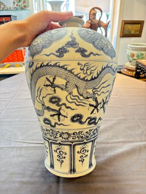 A Chinese blue and white Yuan-style 'dragon' 'meiping' vase, 20th C. — foto 2