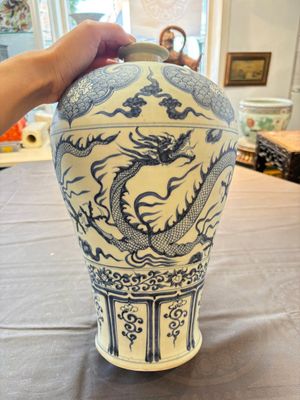 A Chinese blue and white Yuan-style 'dragon' 'meiping' vase, 20th C. — foto 3