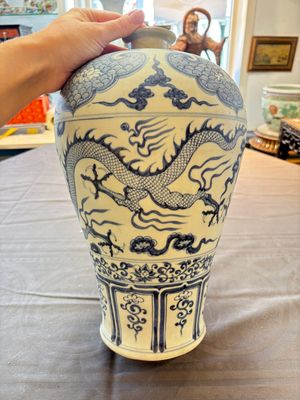 A Chinese blue and white Yuan-style 'dragon' 'meiping' vase, 20th C. — foto 4