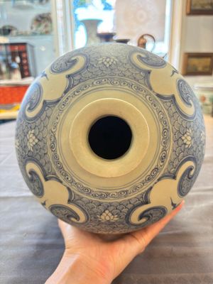 A Chinese blue and white Yuan-style 'dragon' 'meiping' vase, 20th C. — foto 5