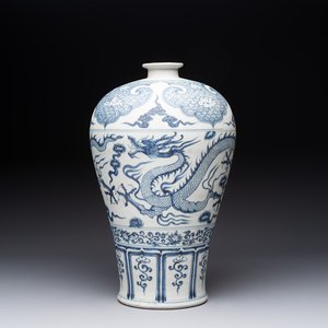A Chinese blue and white Yuan-style 'dragon' 'meiping' vase, 20th C. — foto 1