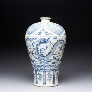 A Chinese blue and white Yuan-style 'dragon' 'meiping' vase, 20th C. — foto 3