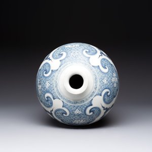 A Chinese blue and white Yuan-style 'dragon' 'meiping' vase, 20th C. — foto 5