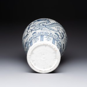 A Chinese blue and white Yuan-style 'dragon' 'meiping' vase, 20th C. — foto 6