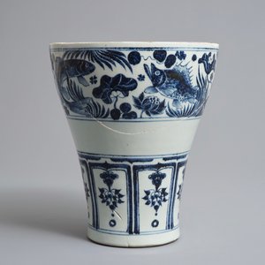 A Chinese blue and white Yuan style reduced meiping vase, 19/20th C. — photo 3