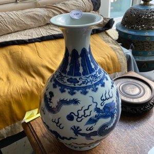 A Chinese blue and white 'yuhuchunping' 'dragon' vase on wooden stand, Qianlong mark, 19/20th C. — photo 13