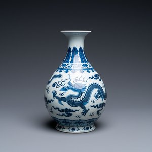 A Chinese blue and white 'yuhuchunping' 'dragon' vase on wooden stand, Qianlong mark, 19/20th C. — photo 1