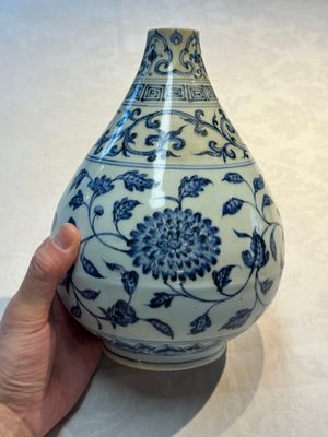 A Chinese blue and white 'yuhuchunping' vase with floral design, Ming — photo 1