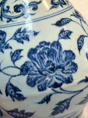 A Chinese blue and white 'yuhuchunping' vase with floral design, Ming — photo 11