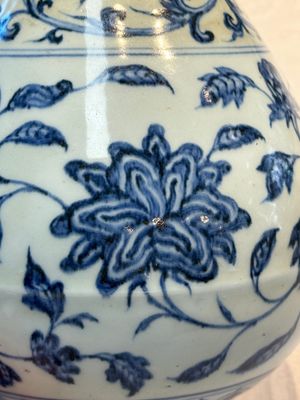 A Chinese blue and white 'yuhuchunping' vase with floral design, Ming — photo 12