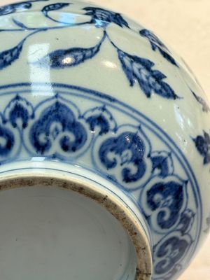 A Chinese blue and white 'yuhuchunping' vase with floral design, Ming — photo 14