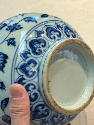 A Chinese blue and white 'yuhuchunping' vase with floral design, Ming — photo 16