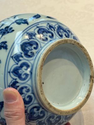 A Chinese blue and white 'yuhuchunping' vase with floral design, Ming — photo 17