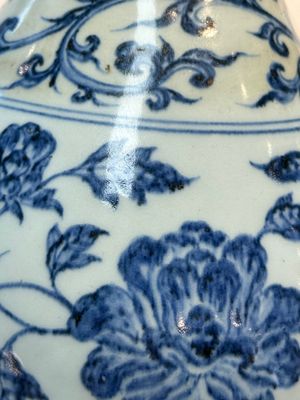 A Chinese blue and white 'yuhuchunping' vase with floral design, Ming — photo 19