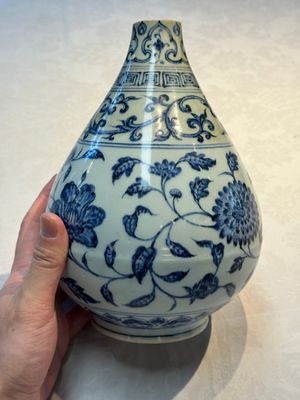 A Chinese blue and white 'yuhuchunping' vase with floral design, Ming — photo 2