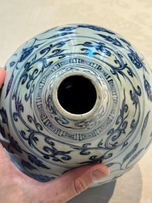 A Chinese blue and white 'yuhuchunping' vase with floral design, Ming — photo 22