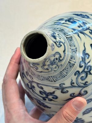 A Chinese blue and white 'yuhuchunping' vase with floral design, Ming — photo 23