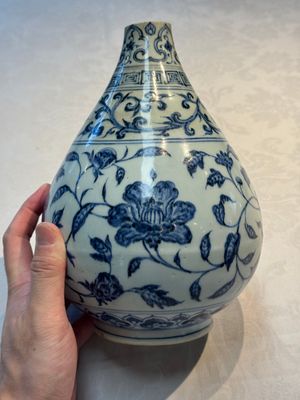 A Chinese blue and white 'yuhuchunping' vase with floral design, Ming — photo 3