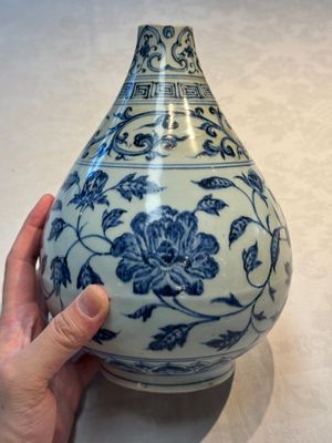 A Chinese blue and white 'yuhuchunping' vase with floral design, Ming — photo 4