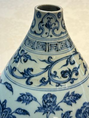 A Chinese blue and white 'yuhuchunping' vase with floral design, Ming — photo 5