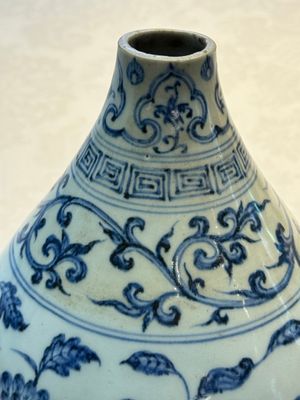A Chinese blue and white 'yuhuchunping' vase with floral design, Ming — photo 6