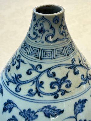 A Chinese blue and white 'yuhuchunping' vase with floral design, Ming — photo 7