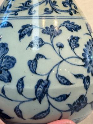 A Chinese blue and white 'yuhuchunping' vase with floral design, Ming — photo 9