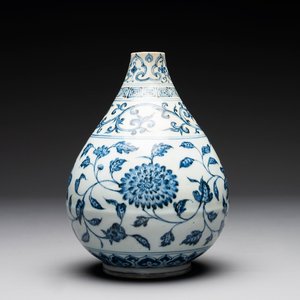 A Chinese blue and white 'yuhuchunping' vase with floral design, Ming — photo 1