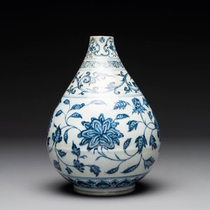 A Chinese blue and white 'yuhuchunping' vase with floral design, Ming — photo 2