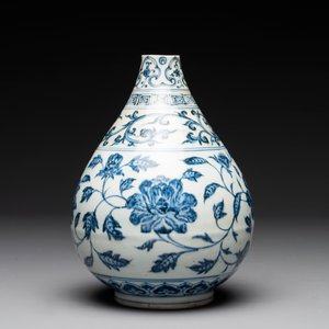A Chinese blue and white 'yuhuchunping' vase with floral design, Ming — photo 3