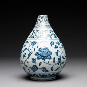 A Chinese blue and white 'yuhuchunping' vase with floral design, Ming — photo 4