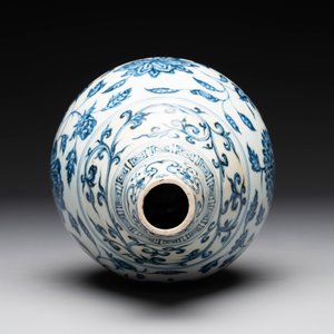 A Chinese blue and white 'yuhuchunping' vase with floral design, Ming — photo 5