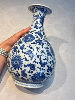 A Chinese blue and white 'Yuhuchunping' vase with lotus scroll design, Qianlong mark and of the period — photo 1