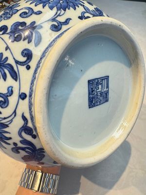 A Chinese blue and white 'Yuhuchunping' vase with lotus scroll design, Qianlong mark and of the period — photo 12